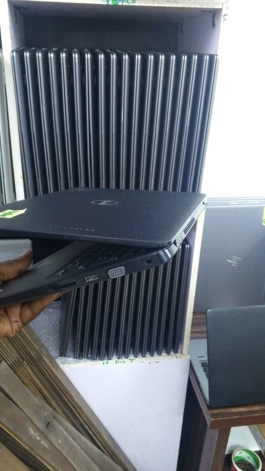 Dell latitude 3400 Core i3 128 SSD 8G RAM