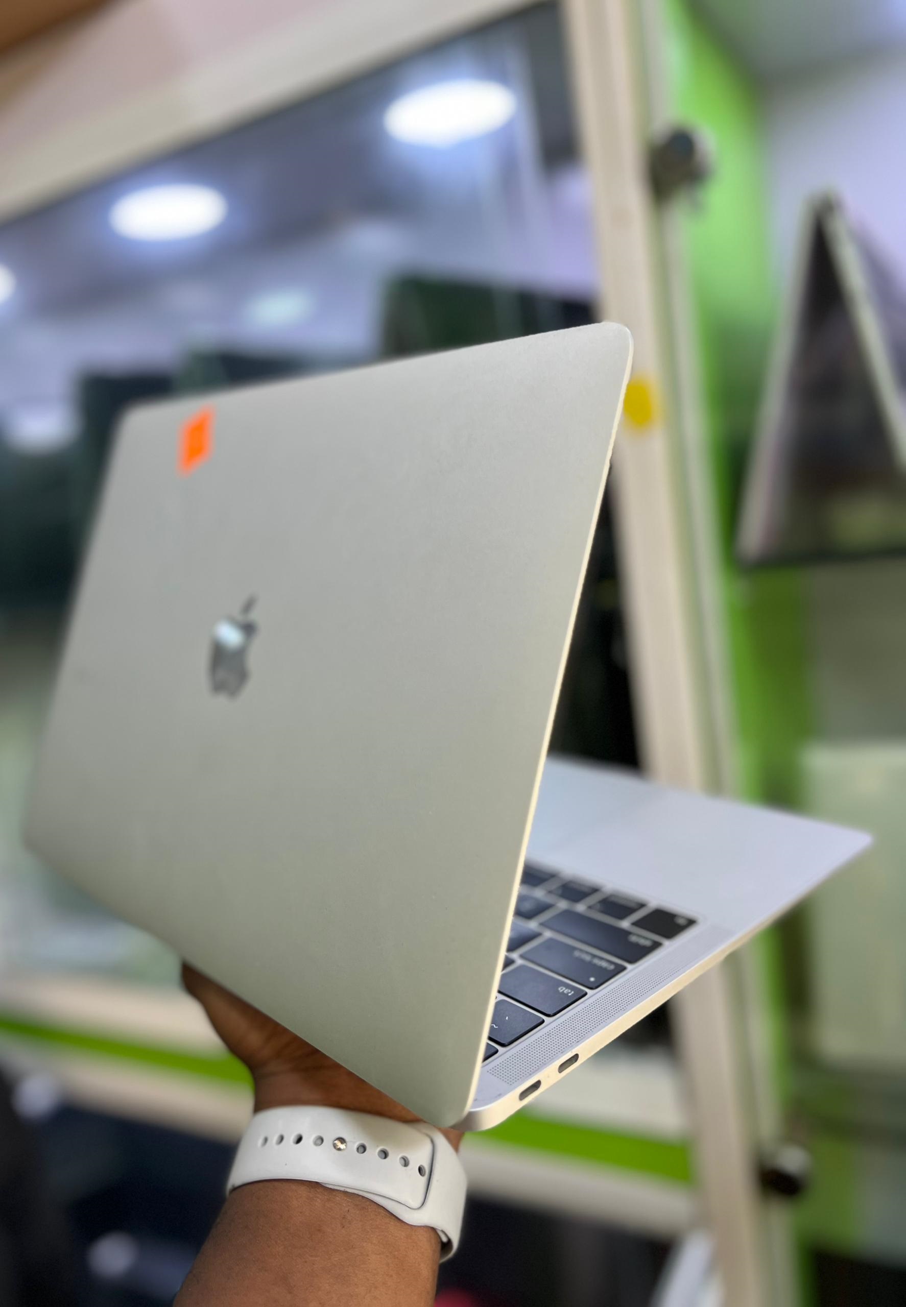 2018 Apple MacBook Air 13-inch Core i5 Retina 8gb ram 128gb ssd Silver Color 