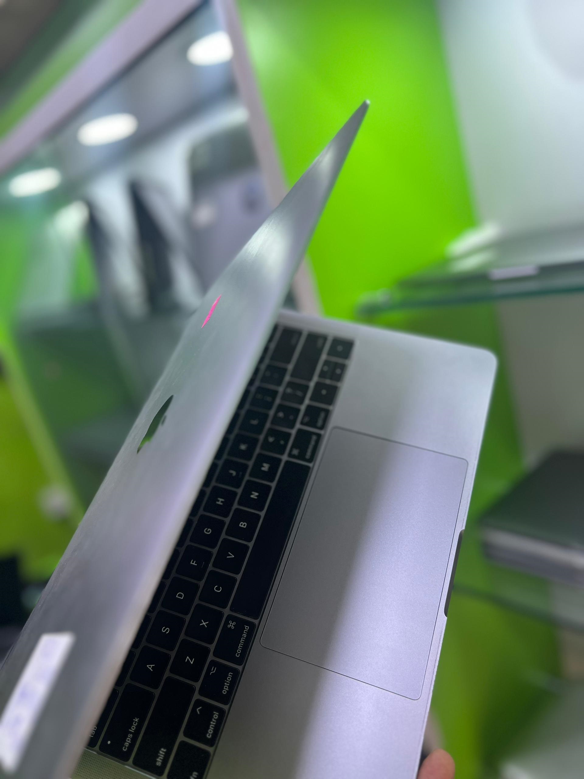 2018 Apple MacBook Pro 13 inch Intel  Core i5 512gb ssd 8gb ram Space Gray TouchBar ID 