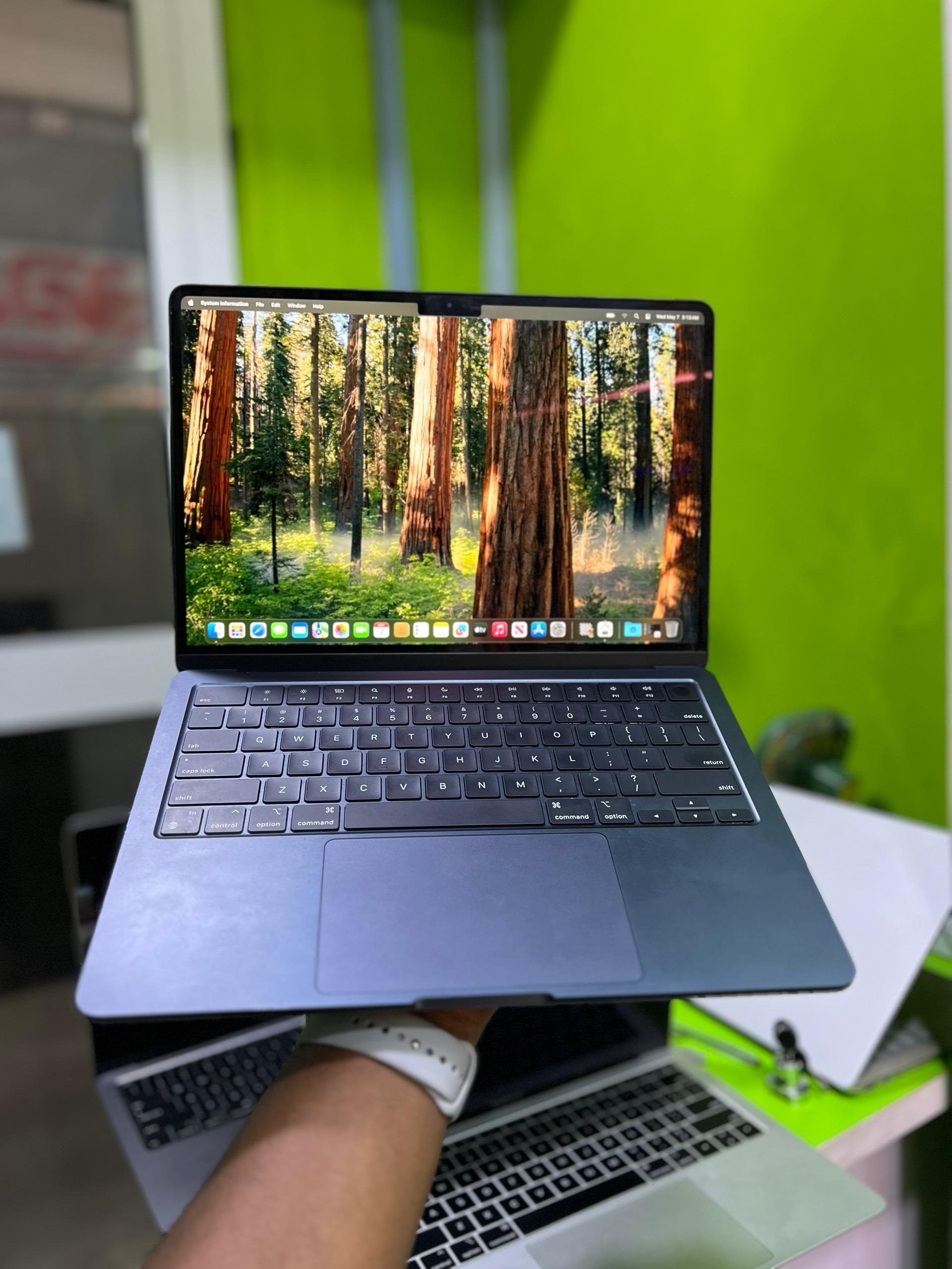 2022/2023MacBook Air 13.6 inch Apple M2 Chip 8gb ram 256gb Midnight Color CC-16 Clean Like New with Mag safe